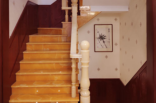 西湖中式别墅室内汉白玉石楼梯的定制安装装饰效果